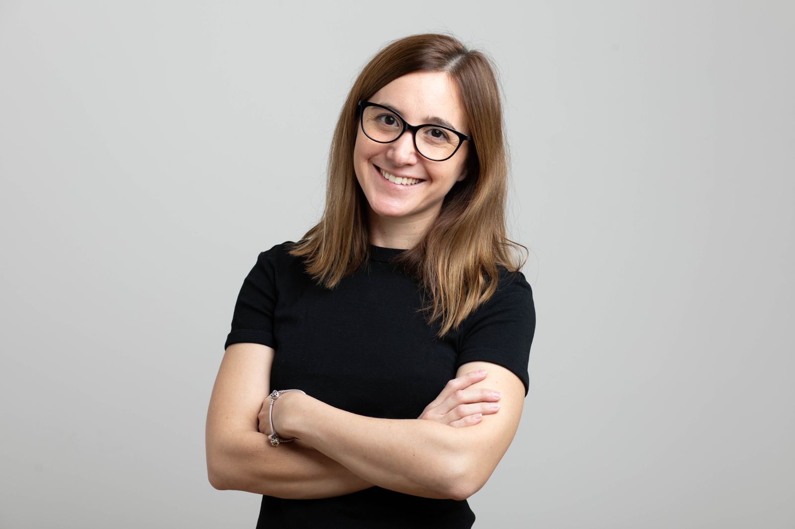 Emilia Montiglio sonriendo con lentes