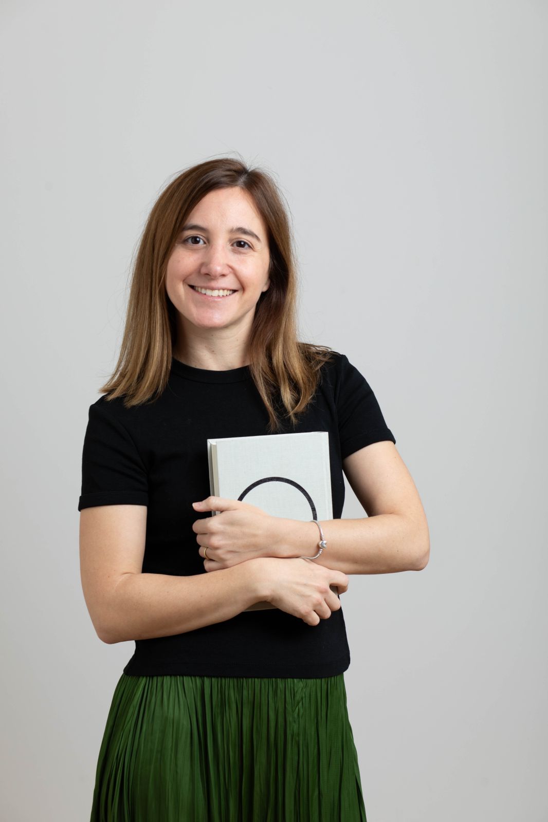 Emilia Montiglio trabajando entre libros